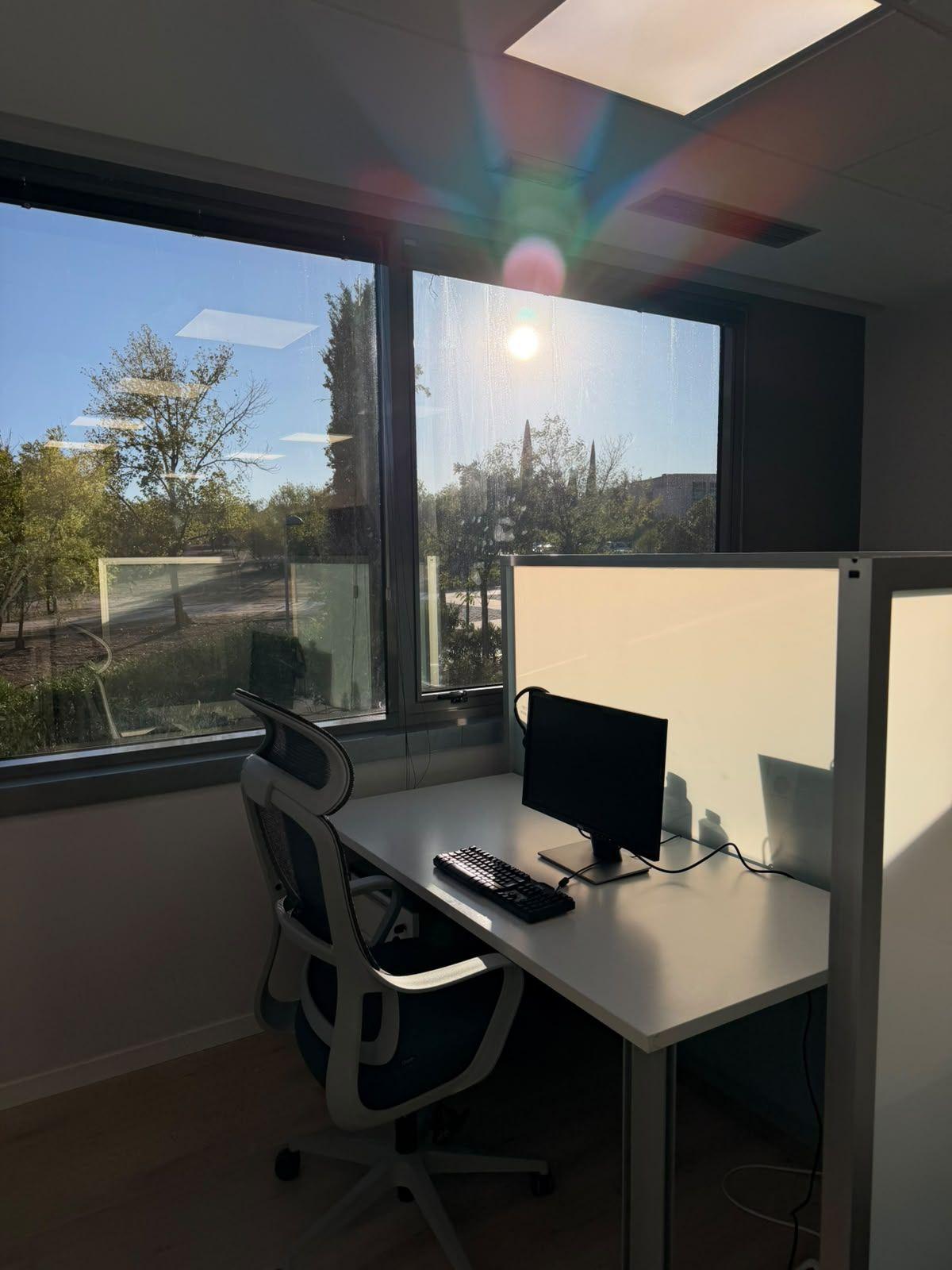 Puesto de trabajo junto a la ventana con luz natural