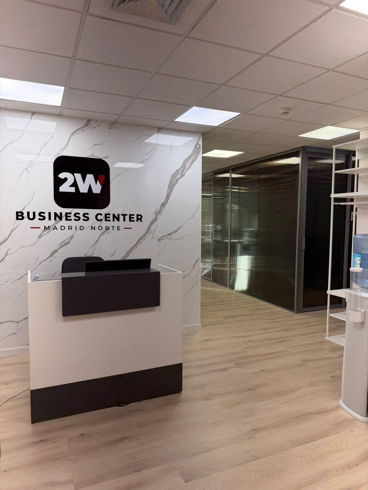 Mostrador de recepción con el logotipo de 2W Business Center